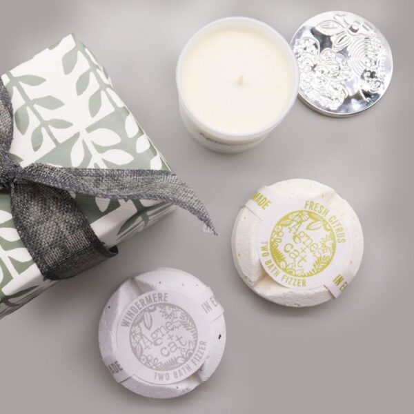 ACGP-05 Wellness Geschenkbox – Geschenkbox – Kerze Samtmond + Badefizzer Windermere und Zitrus | Mona und Meer