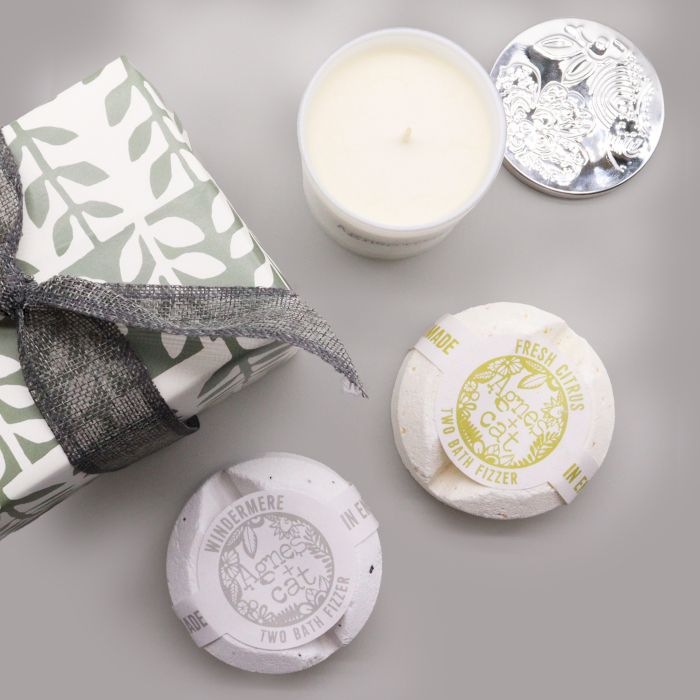 ACGP-05 Wellness Geschenkbox – Geschenkbox – Kerze Samtmond + Badefizzer Windermere und Zitrus | Mona und Meer