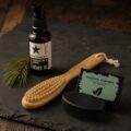 B-70965-12 Bartpflege-Set – Bartöl, Bartbürste und Aktivkohle-Seife – Geschenksets | Mona und Meer (Symbolbild, KI-generiert)