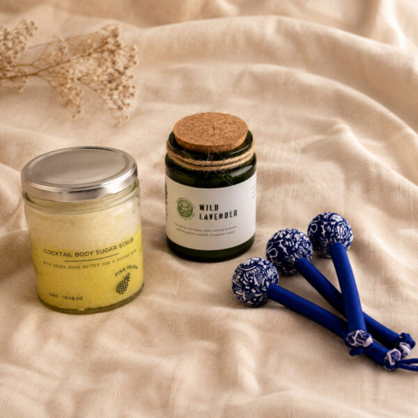 Feierabend Geschenkbox – Feierabend-Box – Duftkerze, Zuckerpeeling und Massagehammer | Mona und Meer (Symbolbild, KI-generiert)