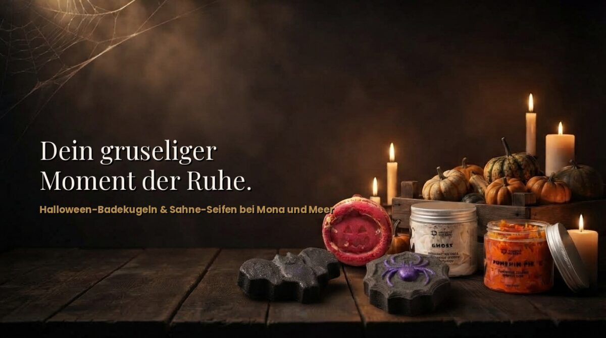 Halloween-Badekugeln und Halloween-Sahne-Seifen von Mona und Meer, Kürbiskiste und Kerzen (Symbolbild, KI-generiert)