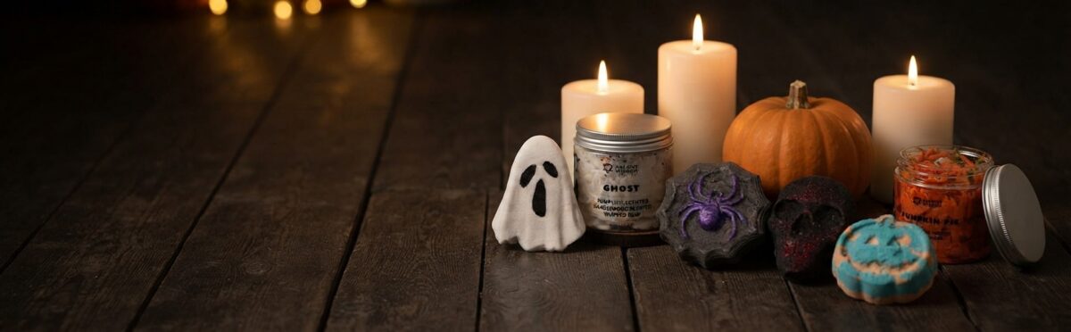 Halloween-Badekugeln und Halloween-Sahne-Seifen von Mona und Meer auf dunklem Holztisch mit Kerzen (Symbolbild, KI-generiert)