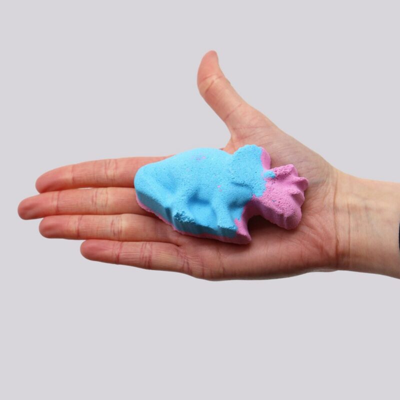 SKB-04 (1) Kinder-Badebombe Dinosaurier Blaubeere 80 g – Kinder-Badebombe Dinosaurier Blaubeere, 80 g | Mona und Meer