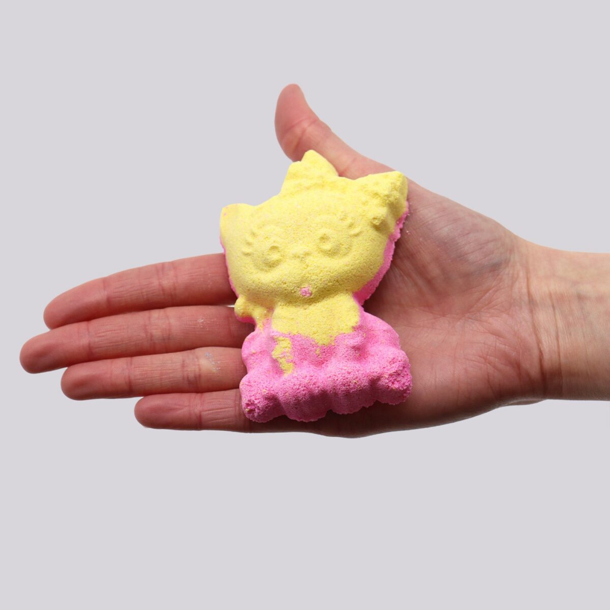 SKB-06 (1) Kinder-Badebombe Katze Banane 80 g – Kinder-Badebombe Katze Banane, 80 g | Mona und Meer